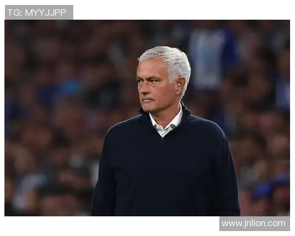 穆帅观看比赛视频一次便能精准记忆每个细节展现强大气场与分析能力 穆帅观看比赛视频一次便能精准记忆每个细节展现强大气场与分析能力